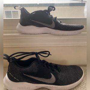 Women's Flex Experience 11 Running Shoe. Lightly worn, size 6.5. Black & grey